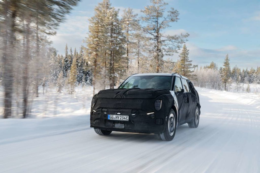 Kia EV9 Erlkönig bei der Wintererprobung im Schnee