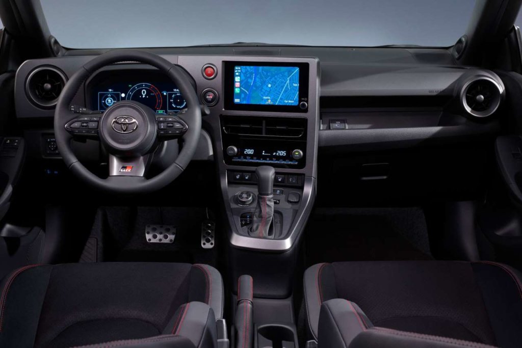 fahrerorientiertes Cockpit im neuen Toyota GR Yaris (2024)